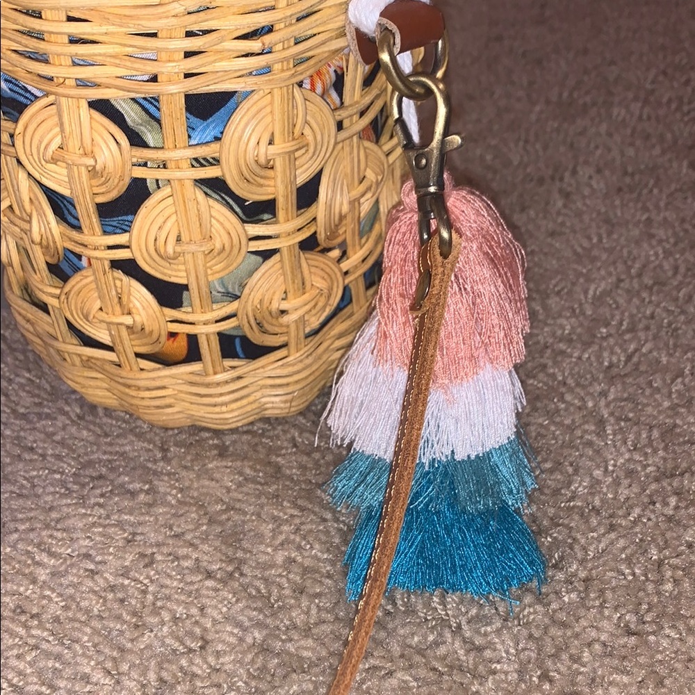 NWT Woven Basket Bag with Tassel Accents and Leather Strap - Picture 3 of 11